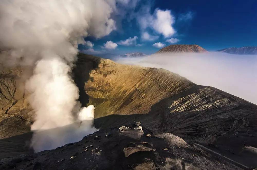 印尼火山喷发现奇观，探索自然之美新篇章