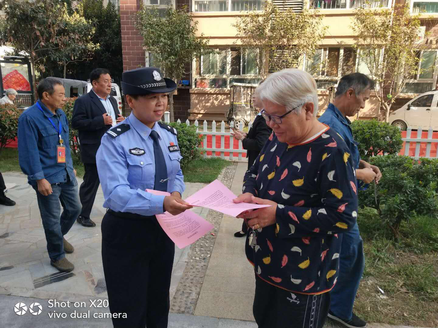 信阳警民携手共创平安，温馨社区见证和谐新篇章